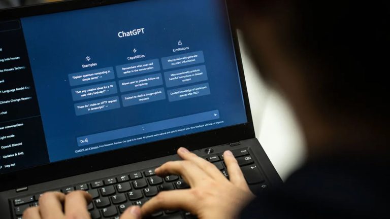 Studenții folosesc tot mai mult ChatGPT. Profesor: La evaluare trebuie să insistăm mai mult pe gândire, pe logică