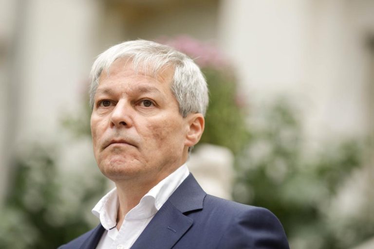 Cioloş, despre manipularea privind votul prin care „bărbaţii pot să nască” venită de la AUR: Marii apărători ai familiei tradiţionale au votat împotriva dreptului la tratament al femeilor însărcinate