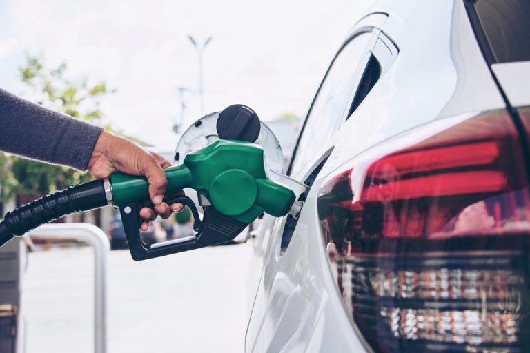 Șoferii pot reduce cu 25% consumul de carburant dacă renunță la un singur element din mașină. Sfatul experților