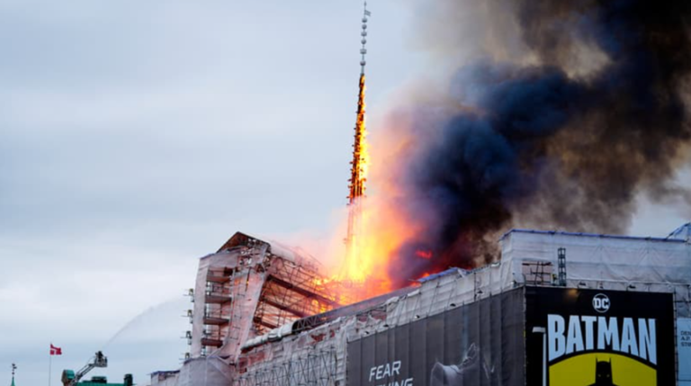 Incendiu violent la Bursa din Copenhaga, construită în perioada 1619-1640