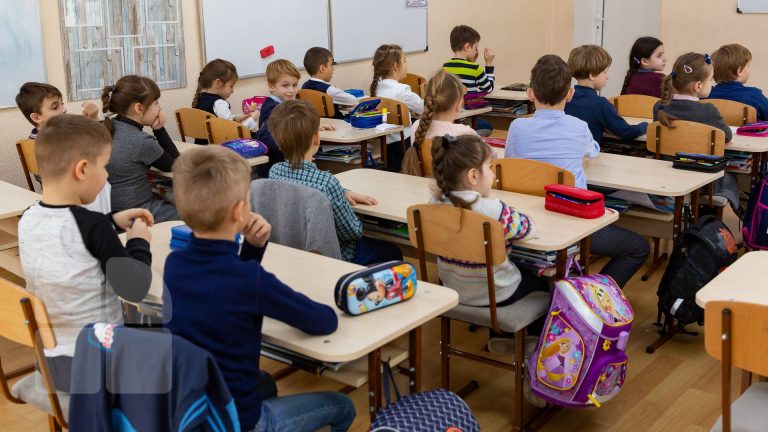 Numărul copiilor care merg la grădiniţă şi la şcoală este în „scădere constantă” în ultimii ani
