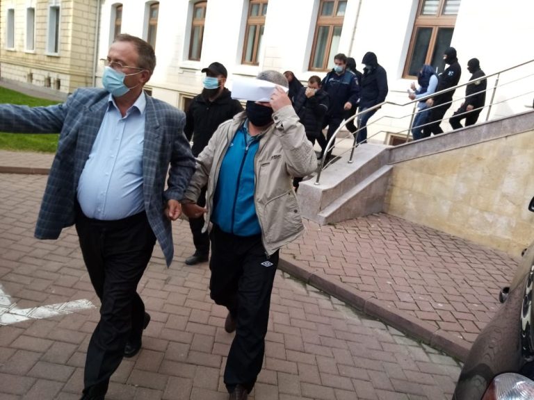 Poliștii de la Poliția Rutieră prinși cu șpagă, puși să plătească pentru brânza primită drept mită