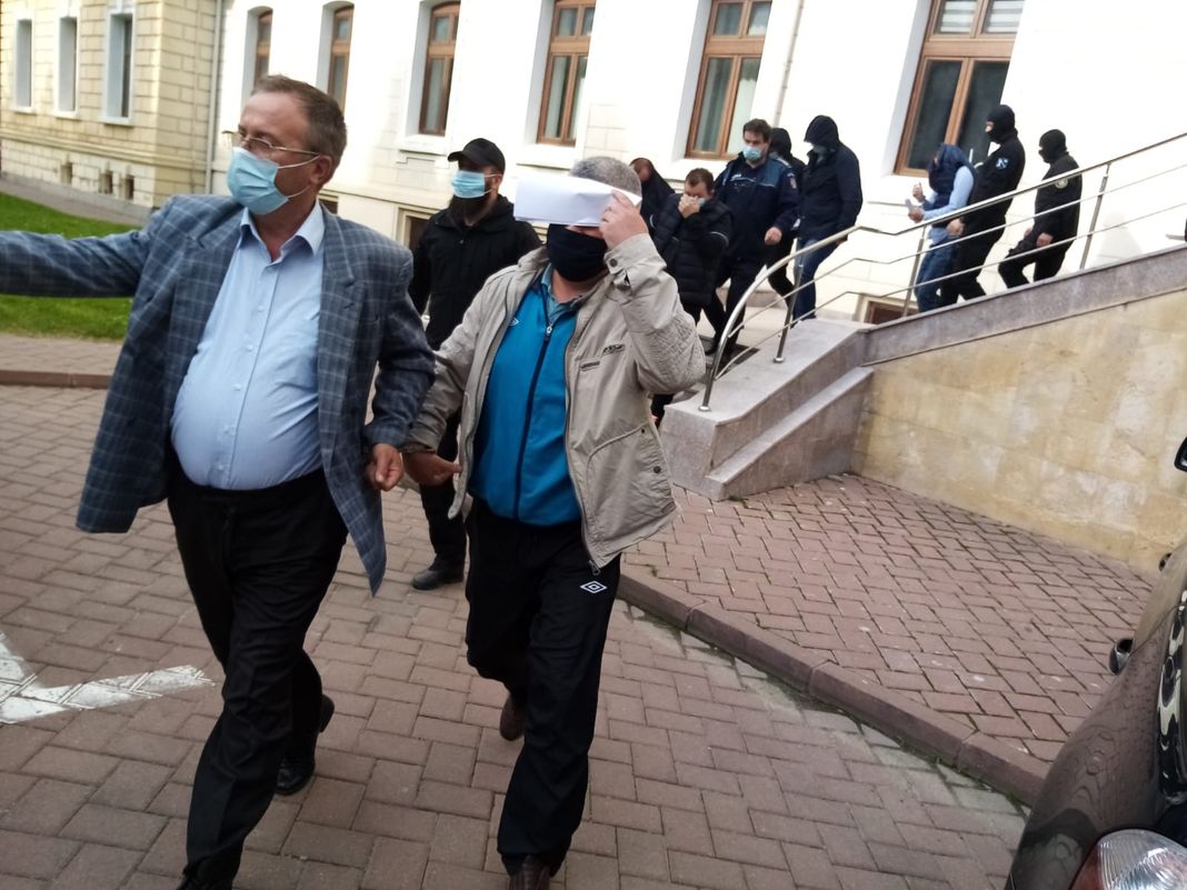 Poliștii de la Poliția Rutieră prinși cu șpagă, puși să plătească pentru brânza primită drept mită