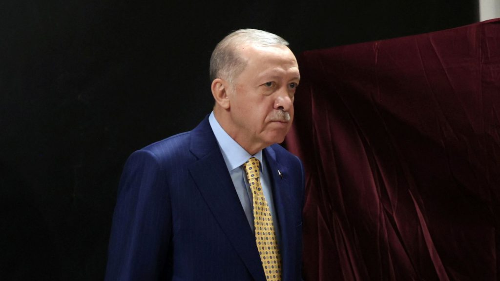 Erdogan îşi avertizează partidul că va continua să se ”topească precum gheaţa la soare” dacă nu îndreaptă greşelile