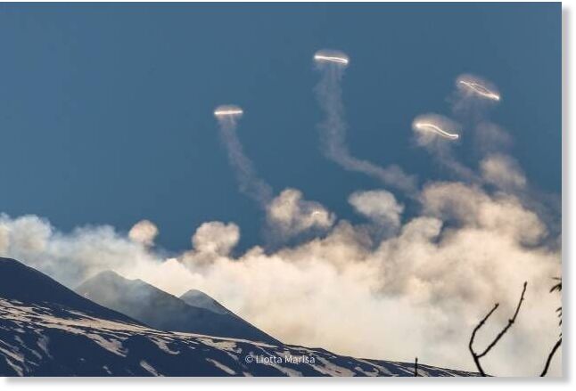 VIDEO Spectacol cu vulcanul Etna: nu erupe, dar scoate inele de fum