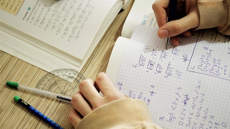 Peste 12.000 de elevi ieșeni simulează începând de astăzi Bacalaureatul și Evaluarea Națională