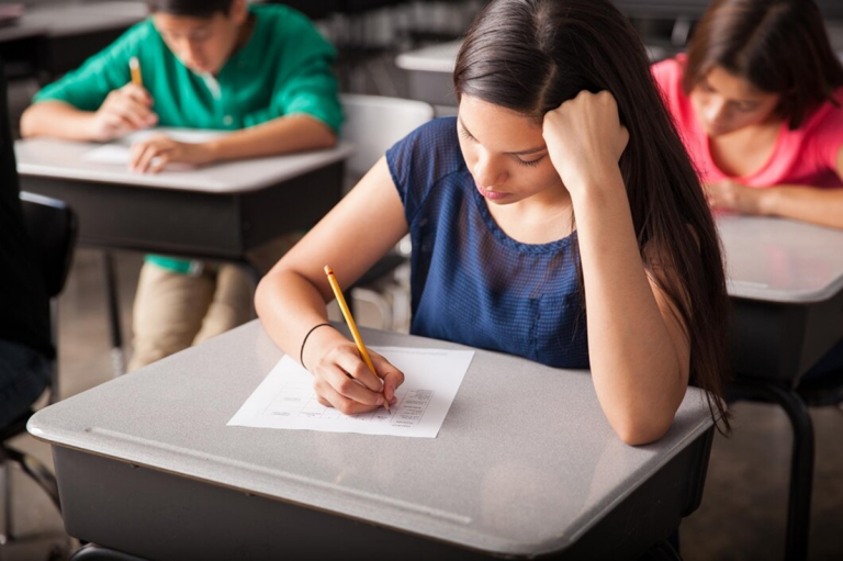 Subiectele la simularea Bacalauretului și Evaluării Naționale comentate de o profesoară de limba română din Iași