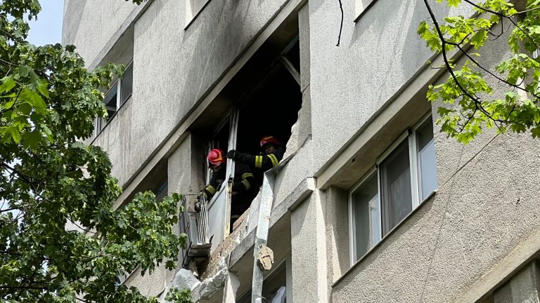Explozie într-un bloc din Copou – O victimă transportată la spital (FOTO-VIDEO)