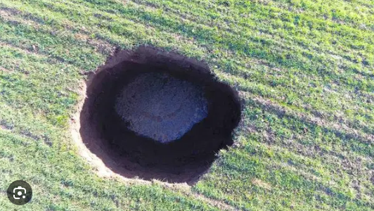 VIDEO Fenomen misterios în Rusia. Un crater uriaș s-a format peste noapte într-un câmp