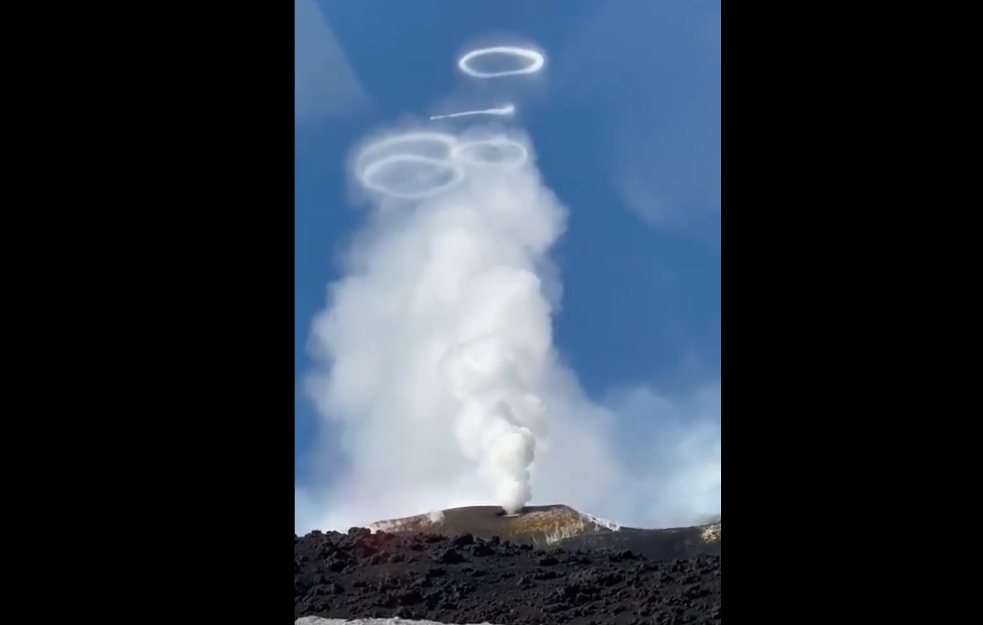 Cercuri de fum aproape perfecte ies din Vulcanul Etna şi oferă un adevărat spectacol VIDEO