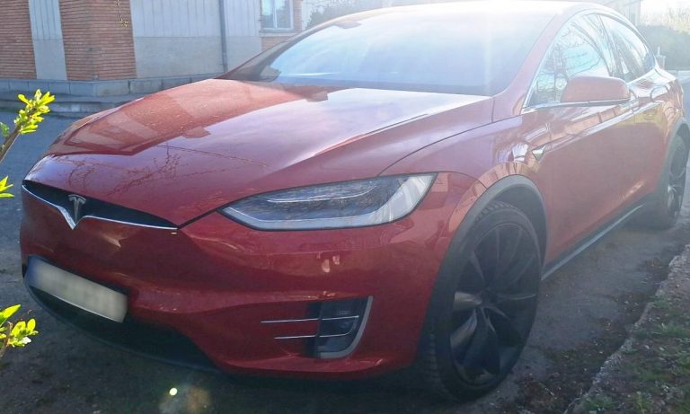 Autoturism Tesla, de 200.000 lei, furat din Germania și depistat la Huși în nici 24 de ore