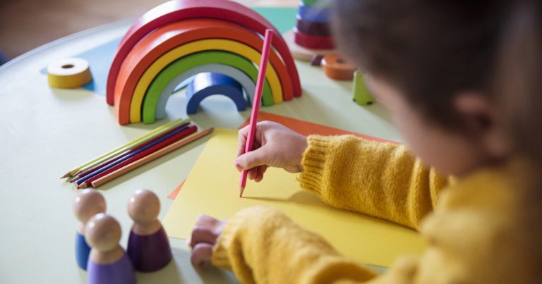 Îngrijitoare de la o grădiniţă, care a cerut unei fetiţe să nu fie obraznică, lovită cu pumnul în faţă de către o mămică