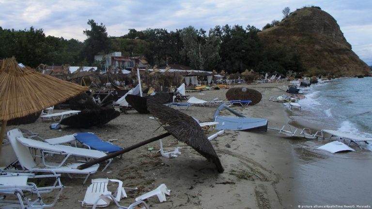 Ghinion pentru românii care pleacă în Grecia în acest weekend: furtuni, ploi abundente, grindină fulgere