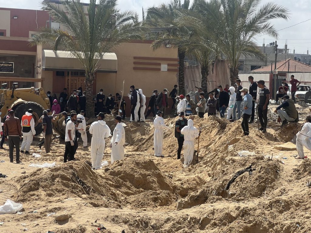 UE cere o „anchetă independentă” cu privire la gropile comune descoperite la spitale în Fâşia Gaza