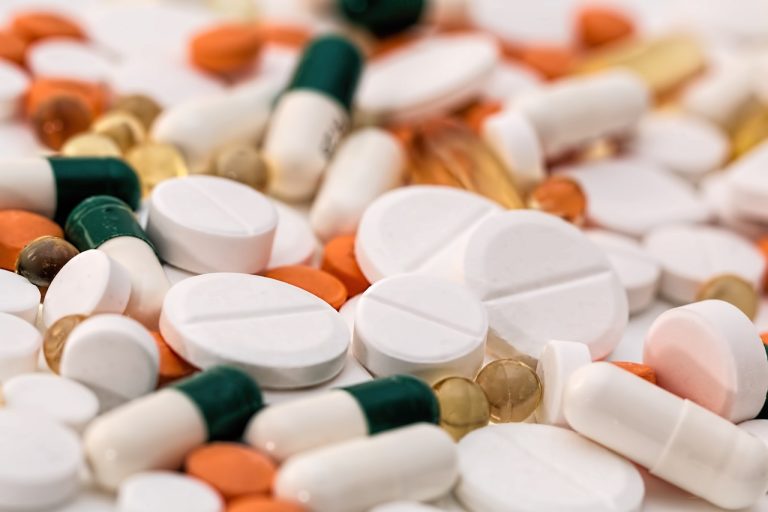 Un studiu major pe o populație cât jumătate din Iași demonstrează că o aspirină pe zi ține nu ține doctorul deoparte, ci aduce spitalul aproape