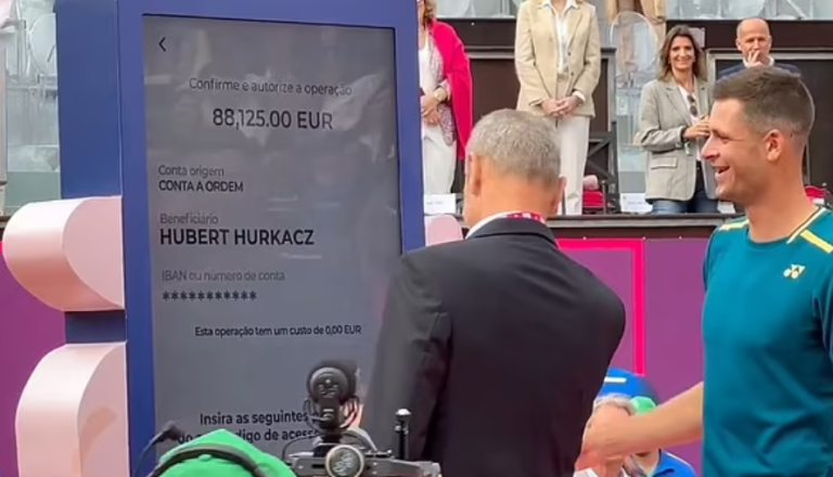 VIDEO Un jucător de tenis și-a primit banii pentru câștigarea titlului în văzul tuturor, pe teren, în timpul ceremoniei