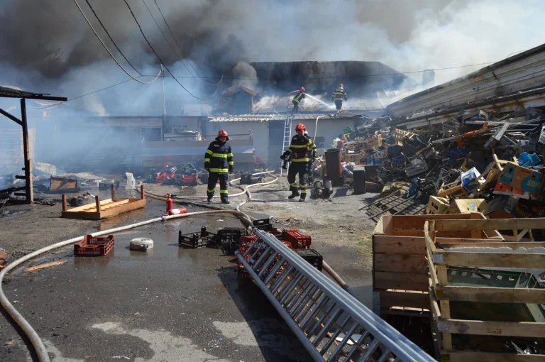 Incendiul de la depozitul de fructe din Brăila, stins după mai bine de 8 ore