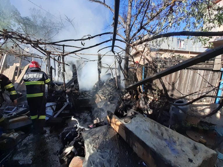 Iași: Două persoane au suferit arsuri după ce le-a luat foc gardul casei - FOTO
