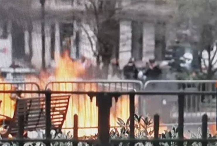 Bărbat în stare critică după ce şi-a dat foc în faţa tribunalului din Manhattan în care se desfăşura procesul lui Trump