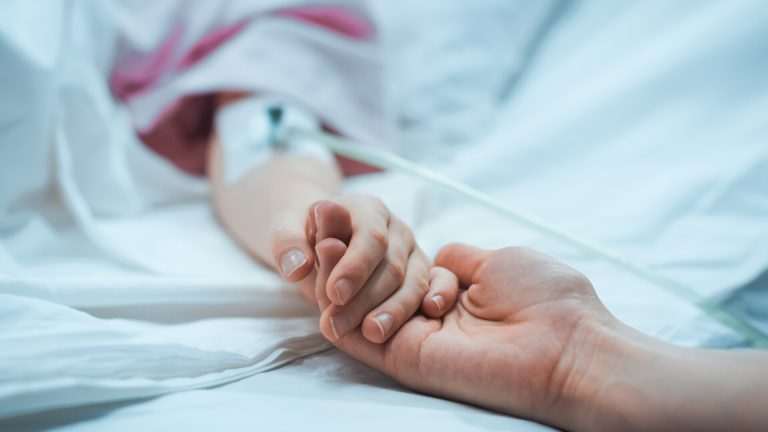 Fetița de 4 ani, salvată de la înec, cu șanse minime de supraviețuire: este în comă de gradul patru