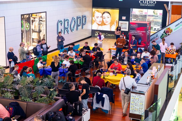 Iasi Cubing Day 2024, la Iulius Mall Iași – Vino să vezi competiția de rezolvare rapidă a cubului Rubik, unde participă 45 de pasionați