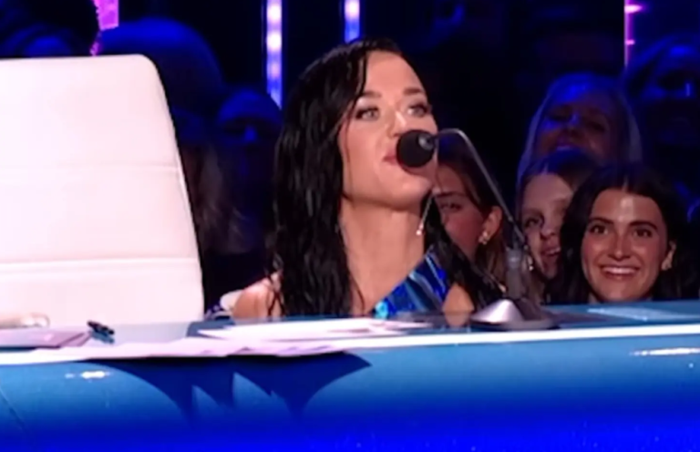 VIDEO cu Katy Perry, în momentul în care îi cade bluza în direct la TV. S-a ascuns sub pupitru