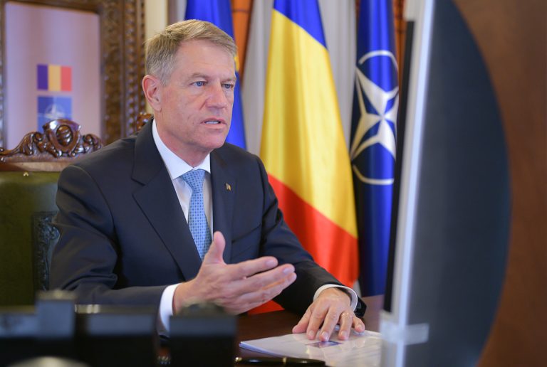 Contributors: ”Klaus Iohannis să înceteze fandoseala. E penibil să te bazezi pe majoretele lui Putin”