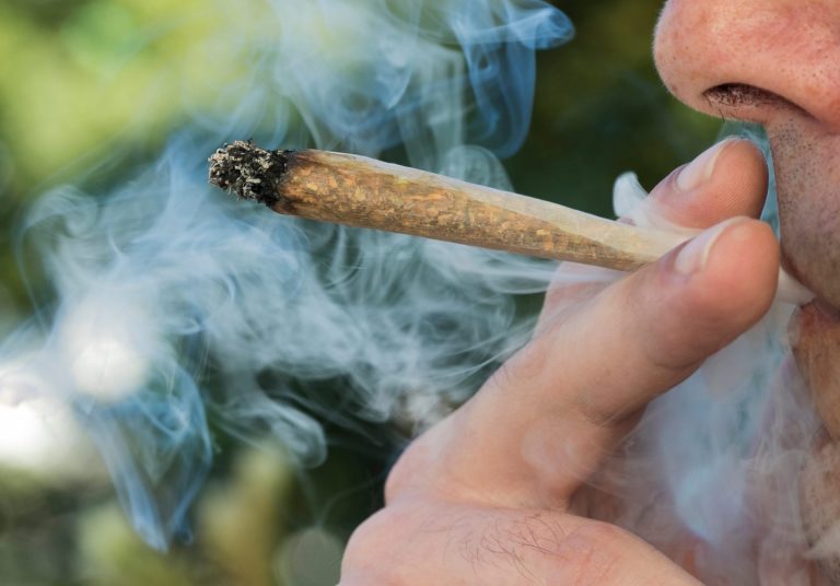 A fumat de curiozitate prima țigară cu cannabis din viața lui și a dat de necazuri cât alții nu au într-o viață de om