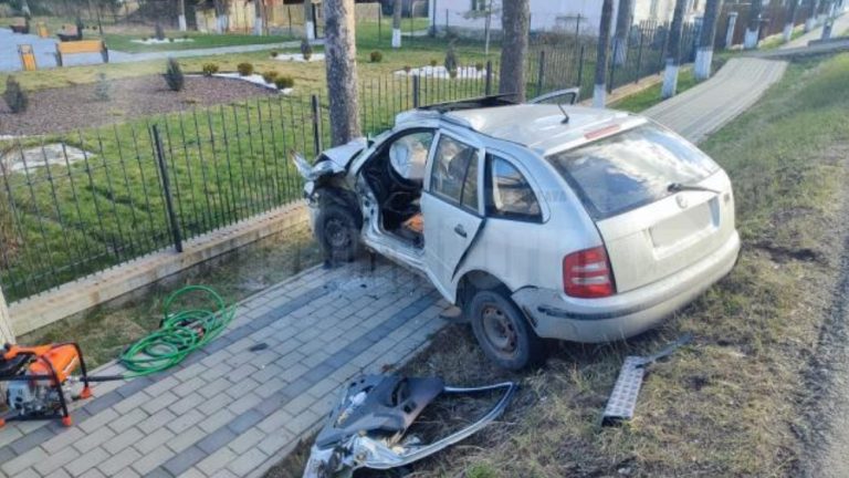 Autoturism spulberat de un TIR: Un bărbat și-a pierdut viața pe loc