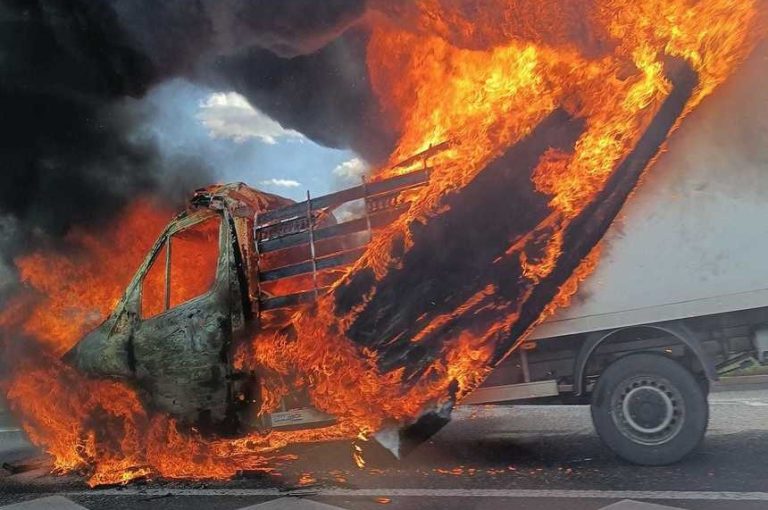 Un microbuz de marfă a luat foc pe şoseaua de centură a Timişoarei