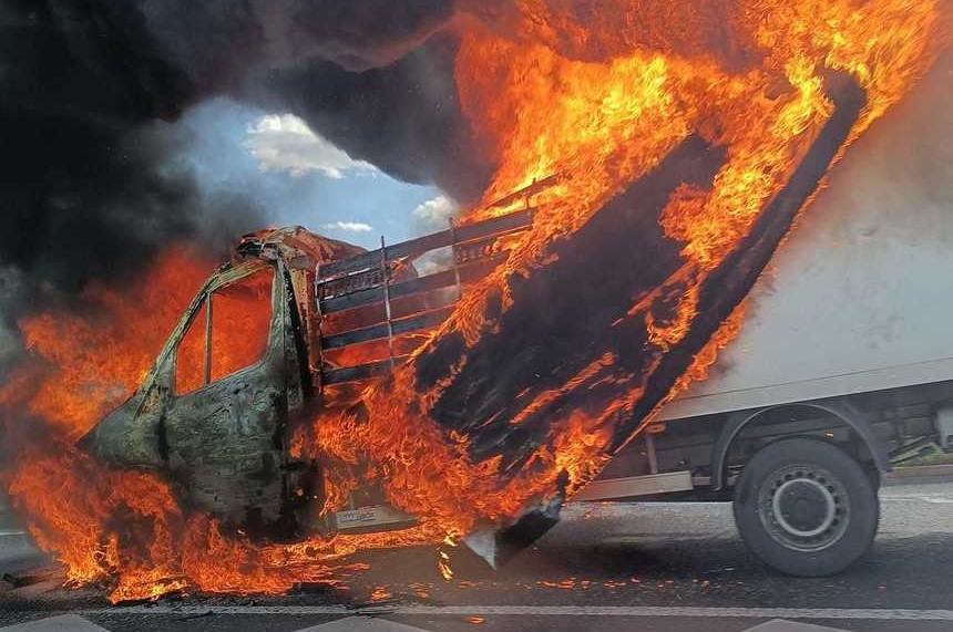  Un microbuz de marfă a luat foc pe şoseaua de centură a Timişoarei