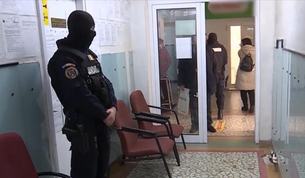  Un nou medic nesătul de bani, prins în flagrant. A cerut mită pentru o cezariană