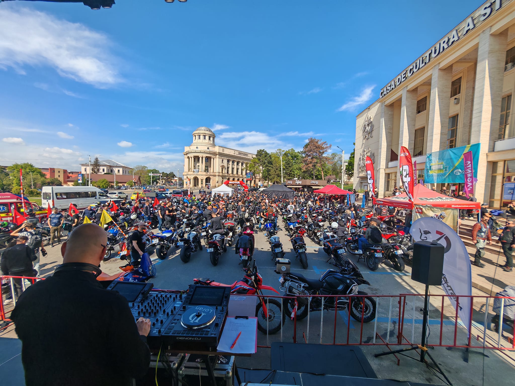 Copoul a fost luat cu asalt de către motocliști VIDEO