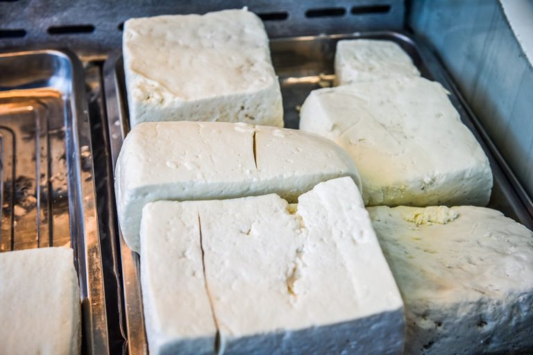 Sibienii trebuie să muncească mai mult decât ieșenii ca să-și poată lua 1 kg de telemea de oaie
