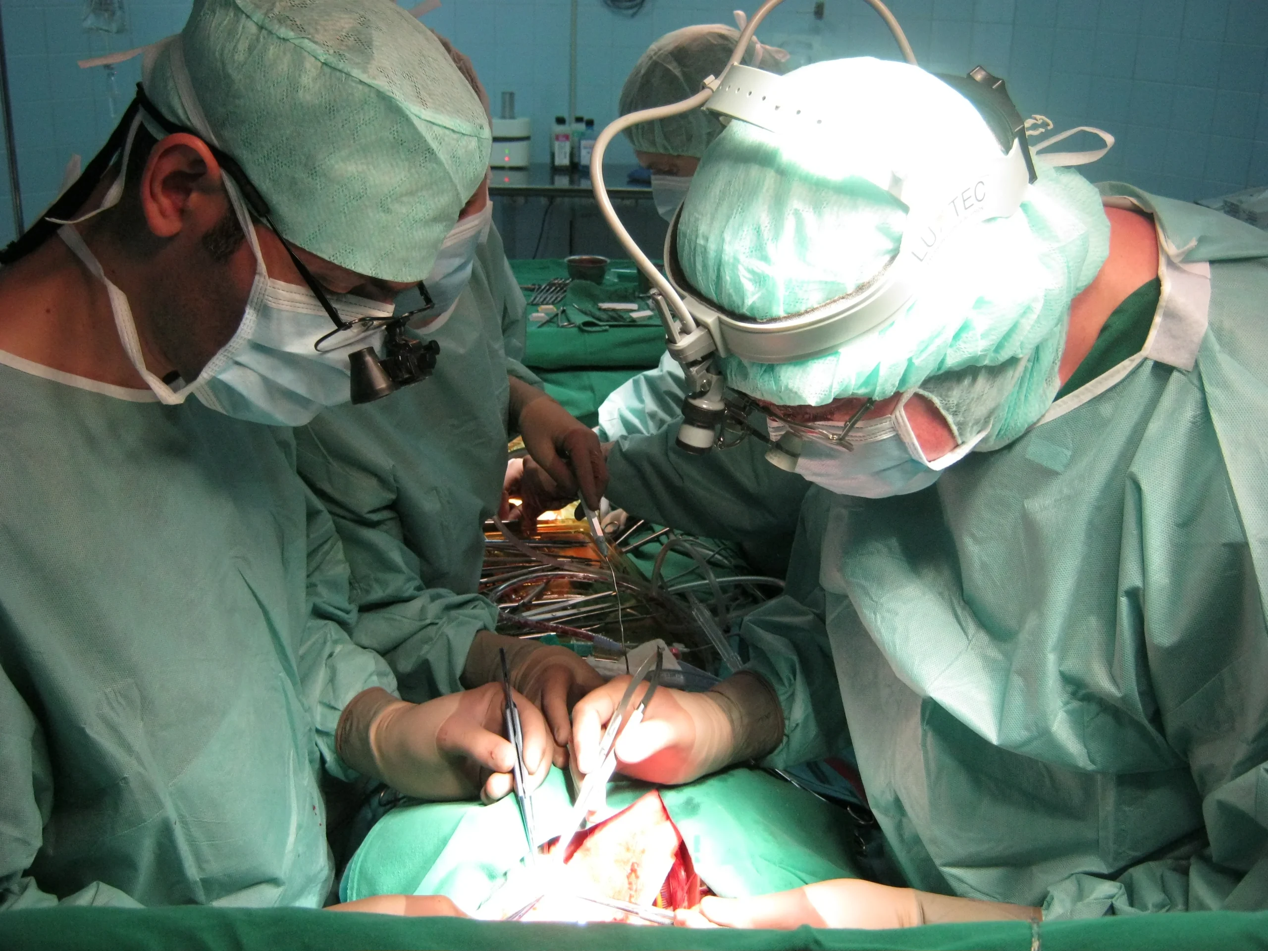 Pacient cu o afecţiune cardiacă gravă, supus unei intervenţii minim invazive de reconstruire a valvei mitrale VIDEO