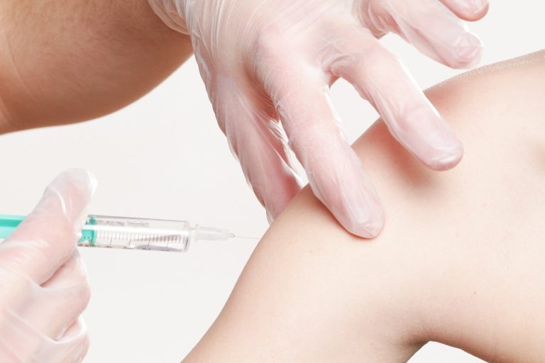 Analiza sezonului epidemic 2023 – 2024: tinerii, la fel de afectați de gripă, COVID-19 aduce în continuare internări zilnice