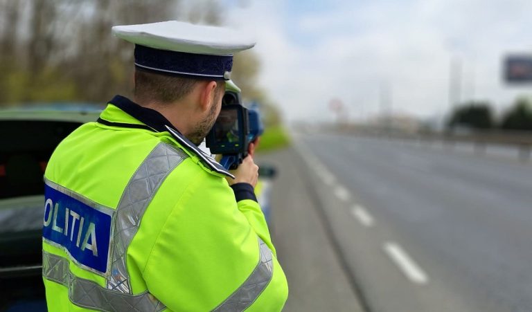 O șoferiță din Iași a luat două amenzi în 200 metri: pentru 164 km/h în localitate și 175 km/h în afară