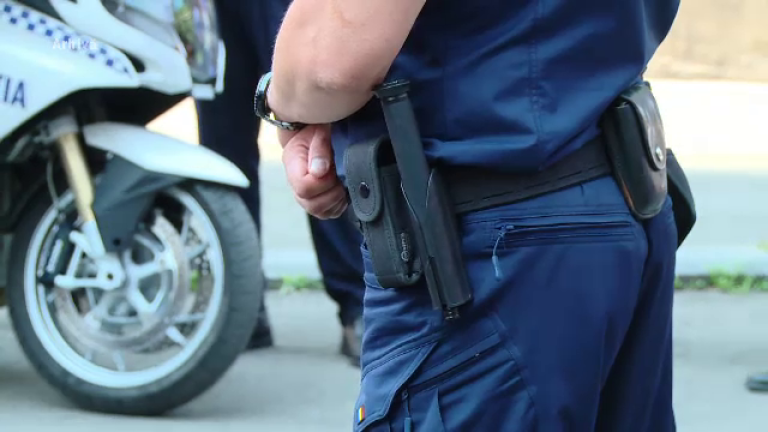 O femeie care a pălmuit și lovit în zona genitală un polițist a fost reținută pentru 24 de ore