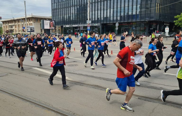 Atmosferă incredibilă și efuziune totală la Semimaraton. Doamnele pensionare Rica și Maria, alături de copii de grădiniță, cei mai aplaudați alergători