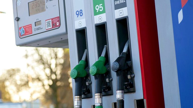 Motorina a devenit mai ieftină decât benzina. De ce nu este neapărat o veste bună