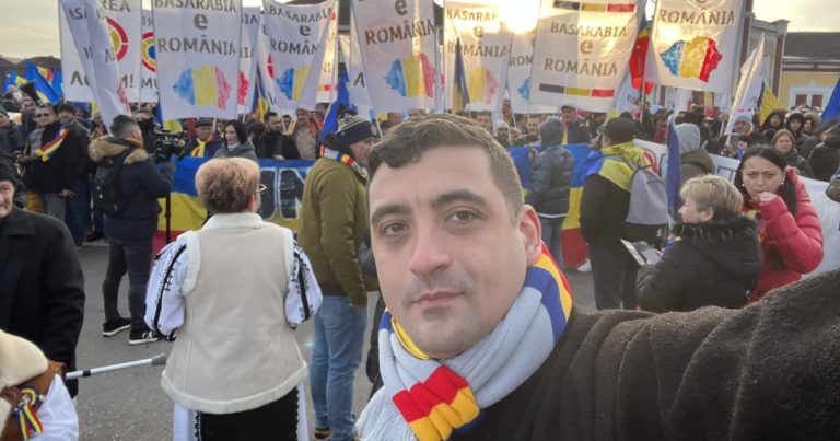 Antena 3 a întors armele împotriva lui George Simion, România TV a lăsat-o mai moale, Realitatea TV e bipolară. În 2022 și 2023, toate cele trei stații l-au promovat masiv pe șeful AUR