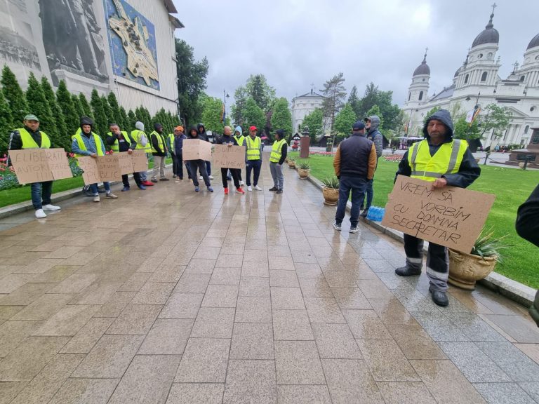 Protest al unui dezvoltator imobiliar în fața Primăriei: „Suntem în faliment!”, „Avem rate și familii”, „Azi suntem 30, mâine vom fi 100!”