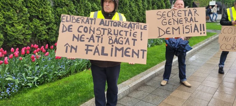 Protestele zilnice din fața Primăriei: e sau nu „drum public” o stradă din Copou? Decizii oficiale ce se bat cap în cap