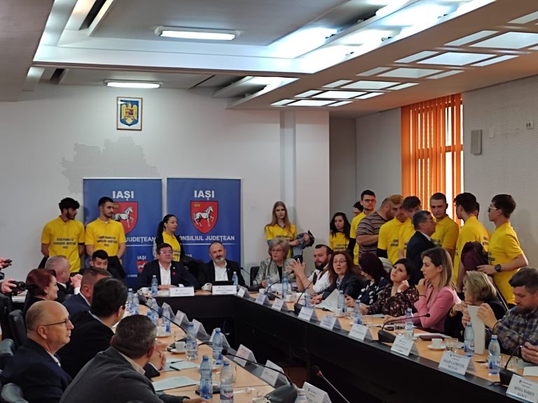 Un protest mut i-a scos din sărite pe șefii județului. Ședința de ieri a CJ: scurtă, dar încinsă