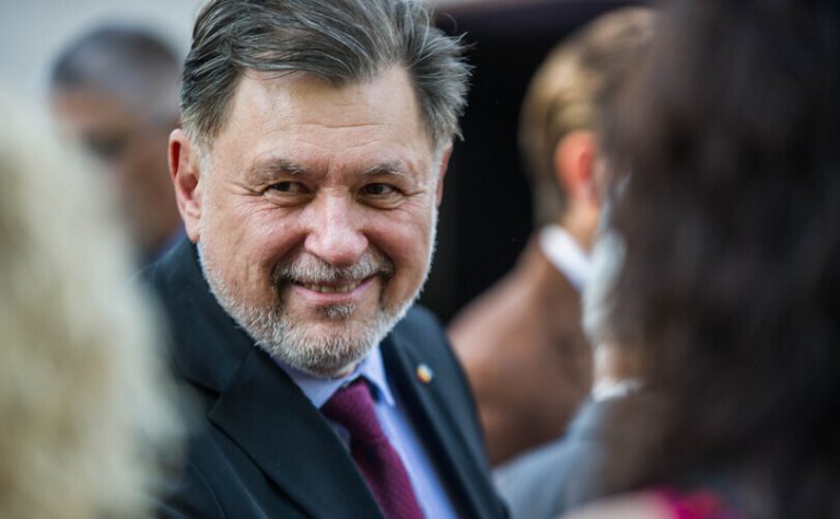 HOTNEWS: Banii big farma ajung la societatea medicală condusă de ministrul Rafila prin firma unui fost șef al spitalului SRI