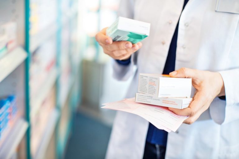 Parlamentul dezbate un proiect de reţete digitale: am putea afla în timp real stocurile din farmacii