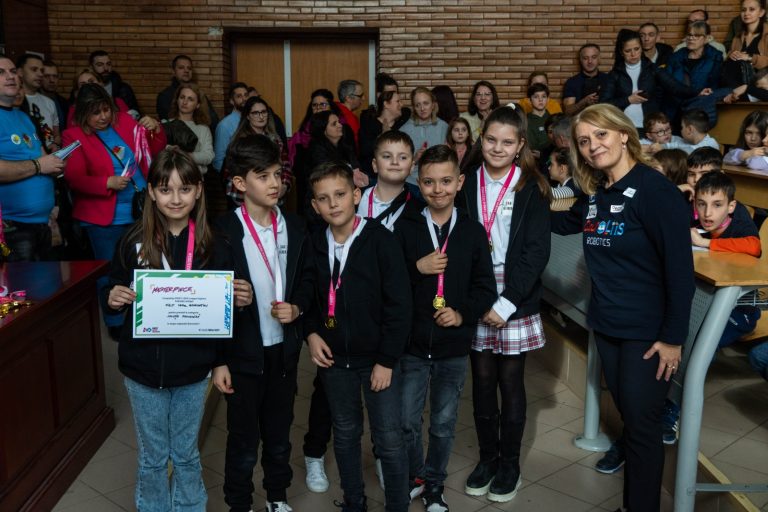 O echipă de la Școala Primară „Carol I” va reprezenta România, la Hong Kong, la un campionat internațional de robotică