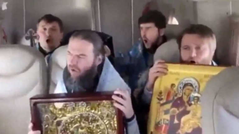 Un sobor de preoţi survolează cu o icoană „miraculoasă” a Sf. Maria zone sinistrate în sudul Rusiei