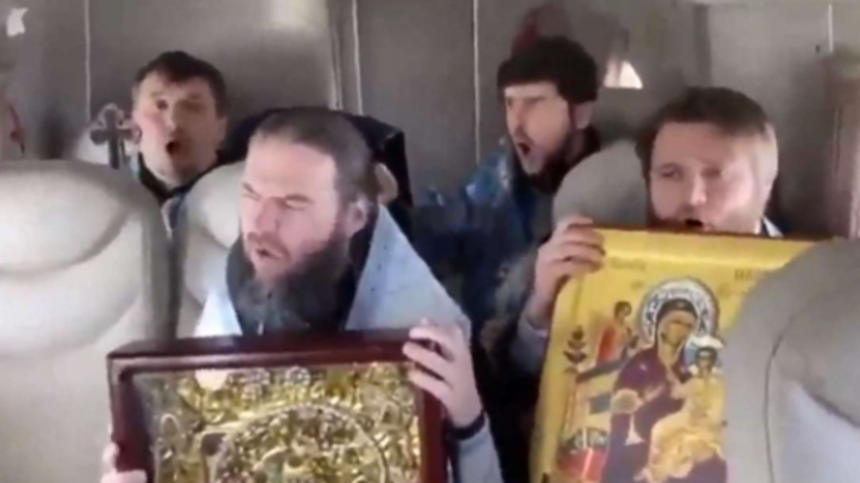 Un sobor de preoţi survolează cu o icoană „miraculoasă” a Sf. Maria zone sinistrate în sudul Rusiei
