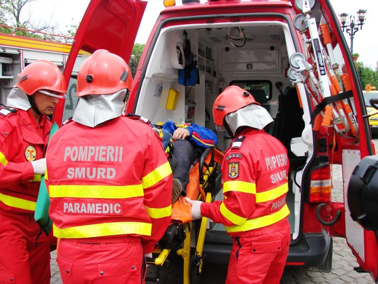 Un adult şi patru copii, posibil intoxicaţi cu dioxid de carbon, transportaţi la spital